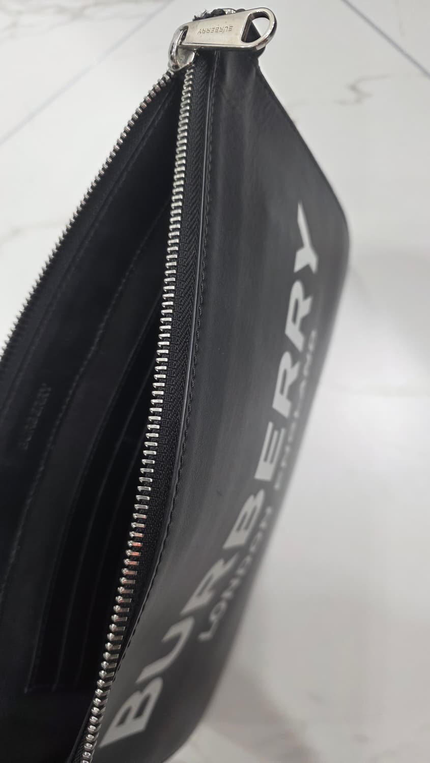 버버리 런던 잉글랜드 로고 프린트 레더 클러치 상품이미지7