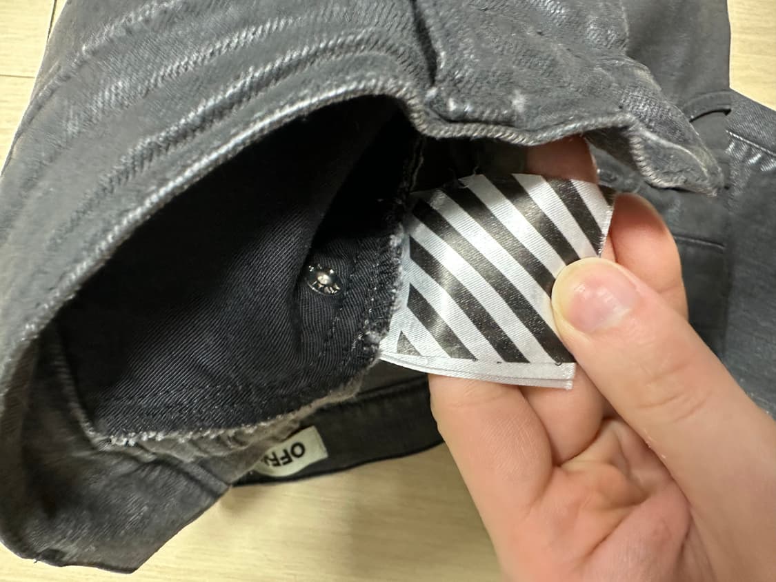 오프화이트 블랙커팅 크롭진 상품이미지3