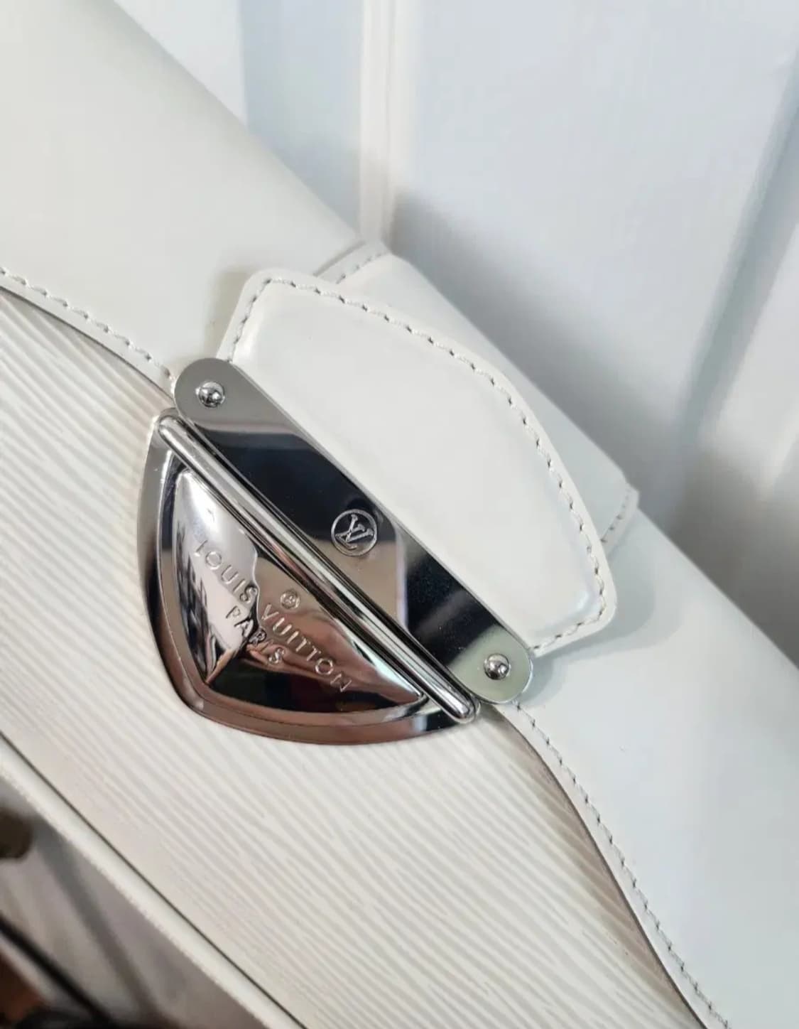 루이비통 에피 에삐 몽테뉴클러치 아이보리화이트 상품이미지3