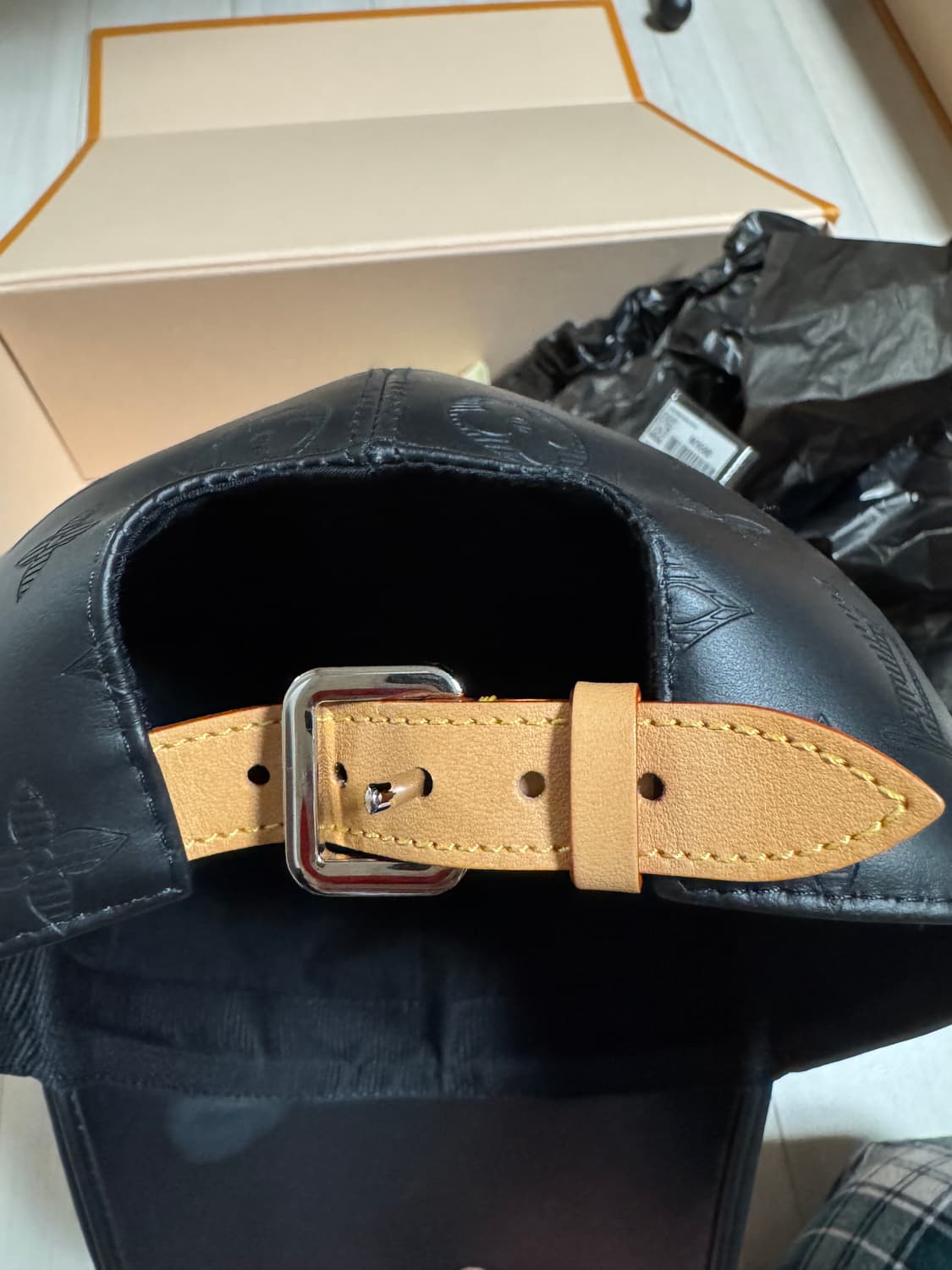 루이비통 M76580 블랙레더 캡 58 상품이미지4