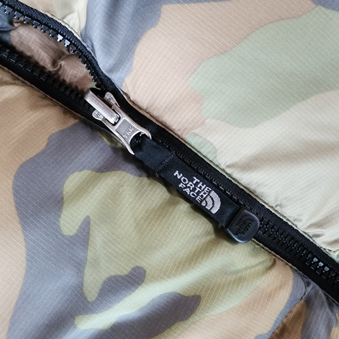 일본판 노스페이스 700 눕시 패딩조끼 카모플라쥬 XL
 상품이미지7