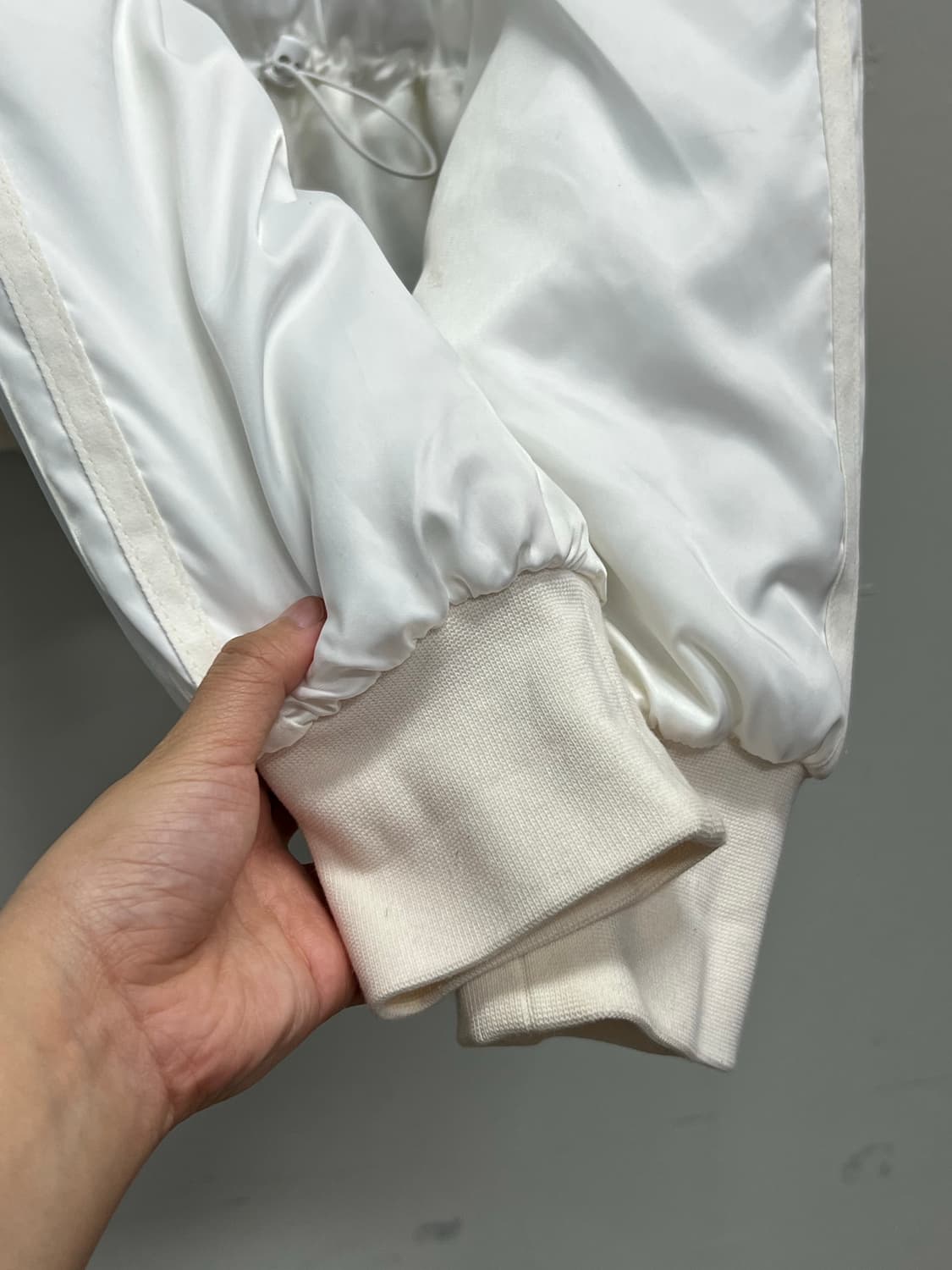 아디다스 우먼스 프릴 보머 크롭 패딩 화이트  상품이미지6