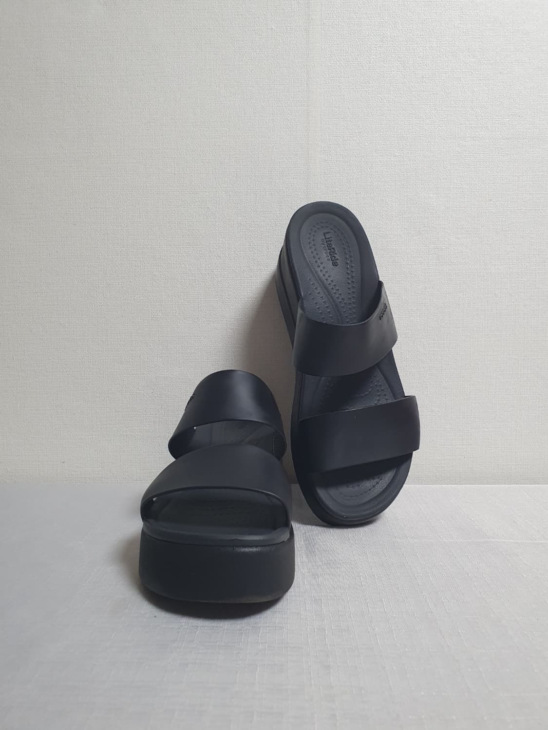 크록스 브루클린 미드 웨지 샌들 블랙 230mm 상품이미지1