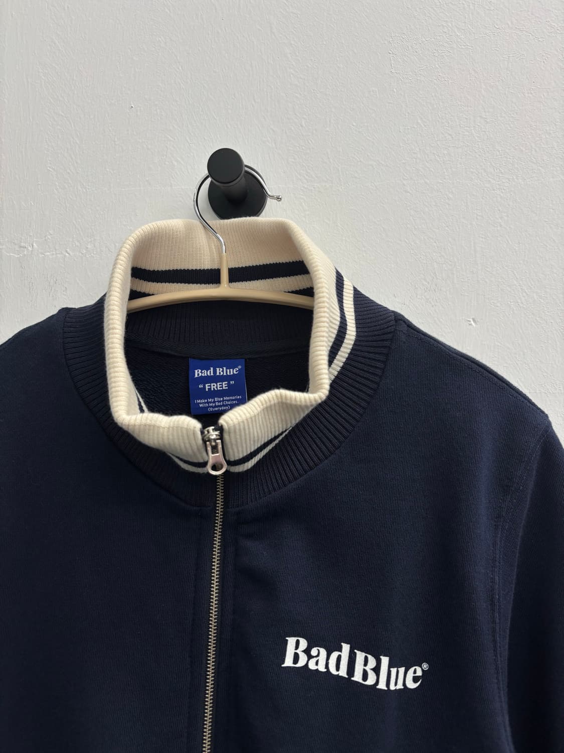 배드블루(BadBlue) 로고 배색 트랙 자켓 (네이비) 상품이미지2