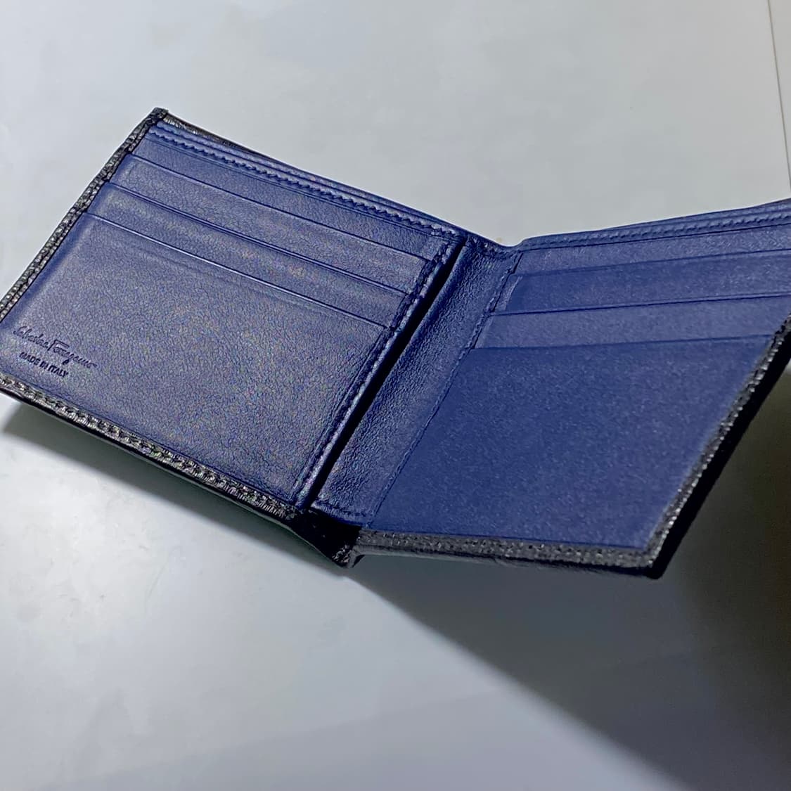 [정품] 페라가모 더블 간치니 헤머드 카프스킨 반지갑 상품이미지5