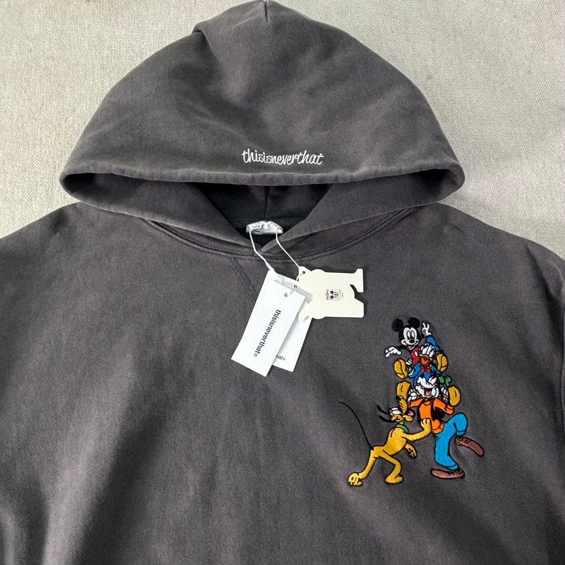 105 디스이즈네버댓 X 디즈니 챠콜 후드티 상품이미지2