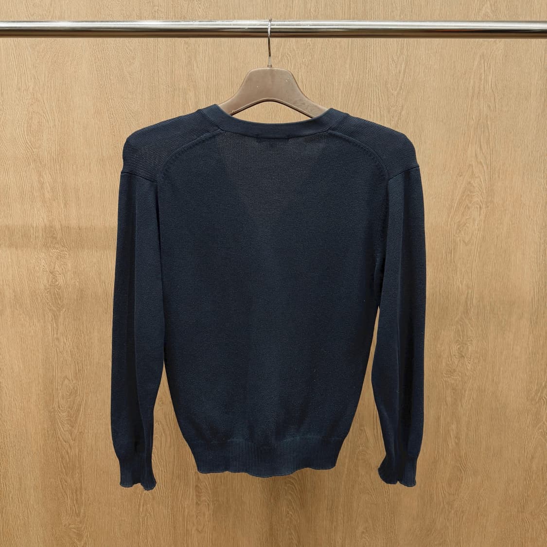 버버리 런던 브이넥 울 니트 가디건 로고 자수 패치 포켓 디테일 네이비 상품이미지3