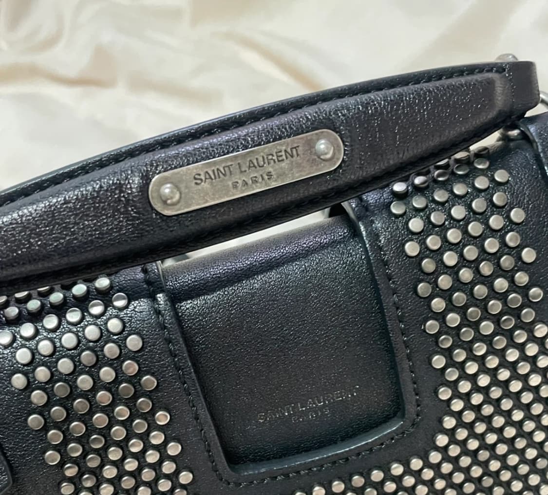 생로랑 블랙 스터드 레더 숄더백 상품이미지4