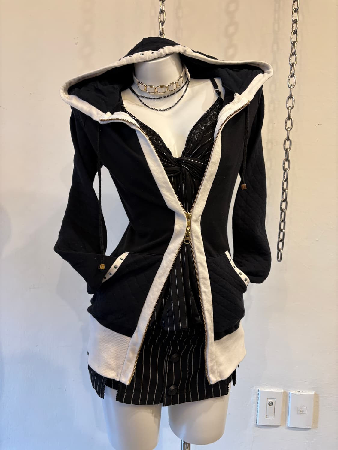 큐빅 퀼팅 디테일 블랙 화이트 투웨이 후드집업 상품이미지1