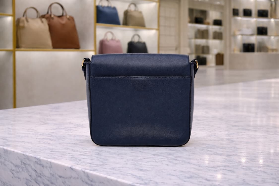 [A급] 페라가모 락 플랩 크로스백 판매합니다!!! 상품이미지2