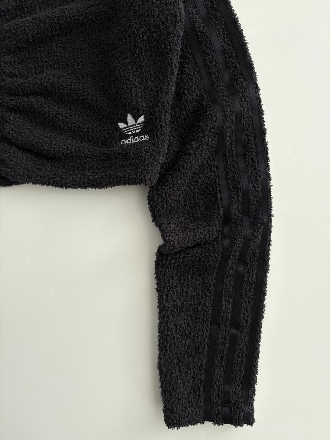 Adidas 아디다스 블랙 컬러 플러피 오프숄더 크롭탑 상품이미지5