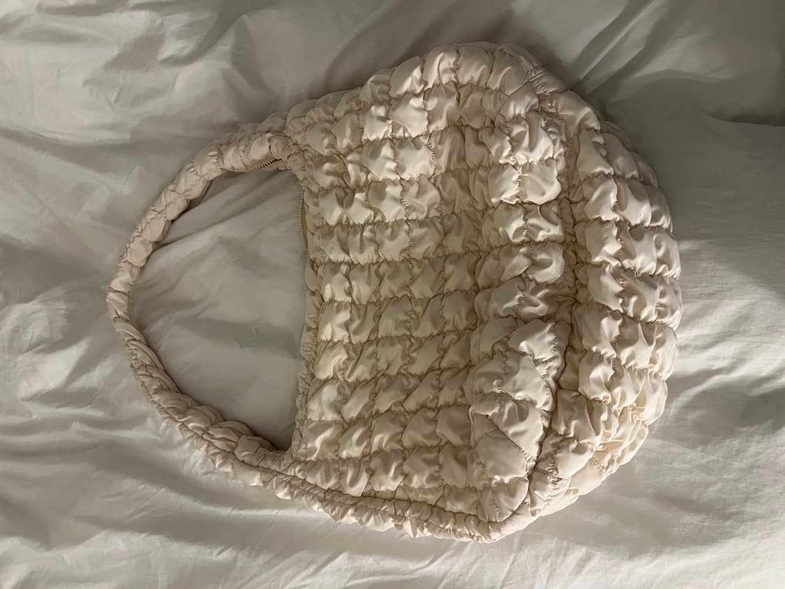 코스 오버사이즈 퀼티드 퀼팅백 구름백 아이보리 상품이미지2