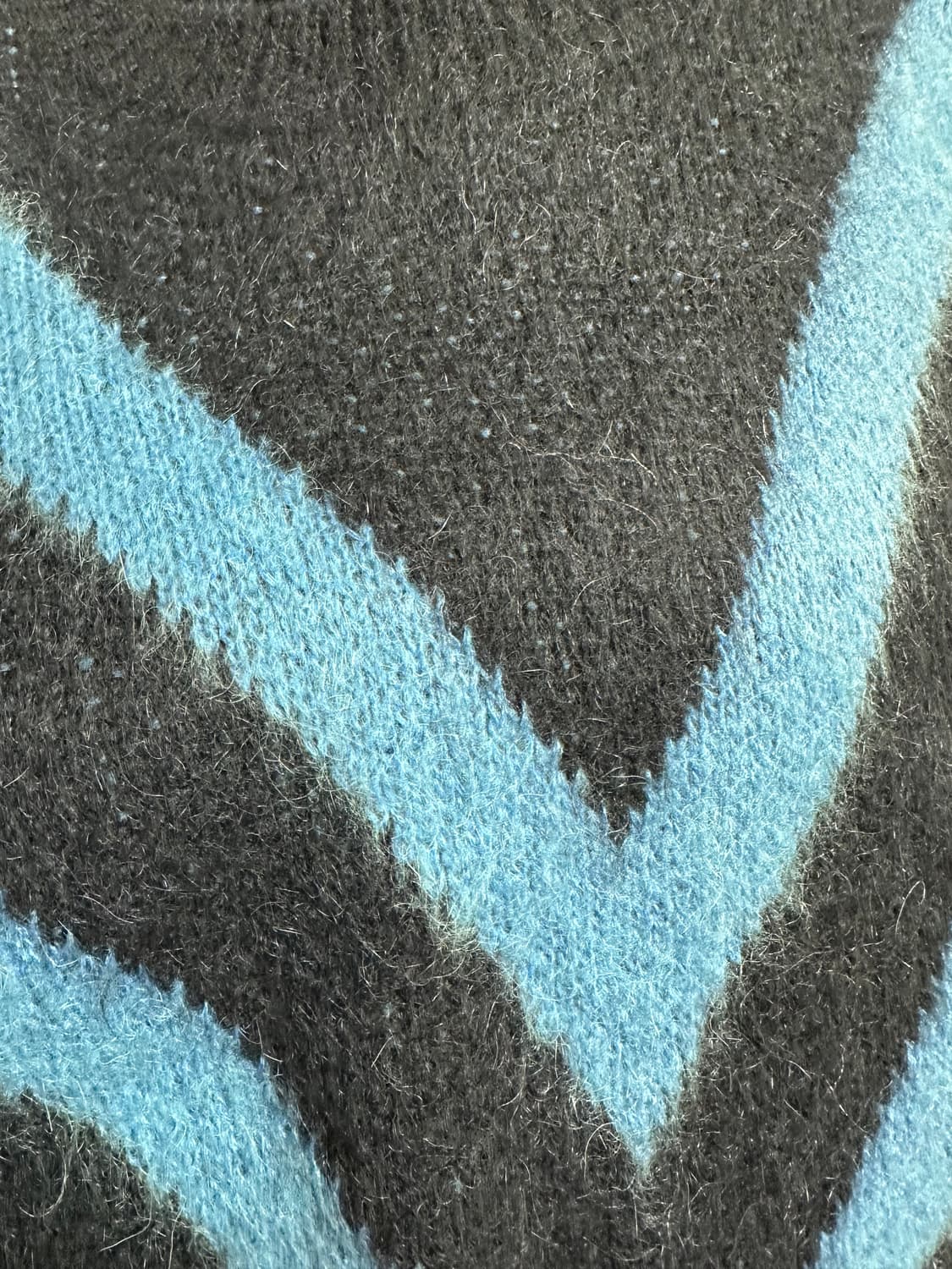 산드로 블랙/블루 브이넥 모헤어니트 상품이미지6