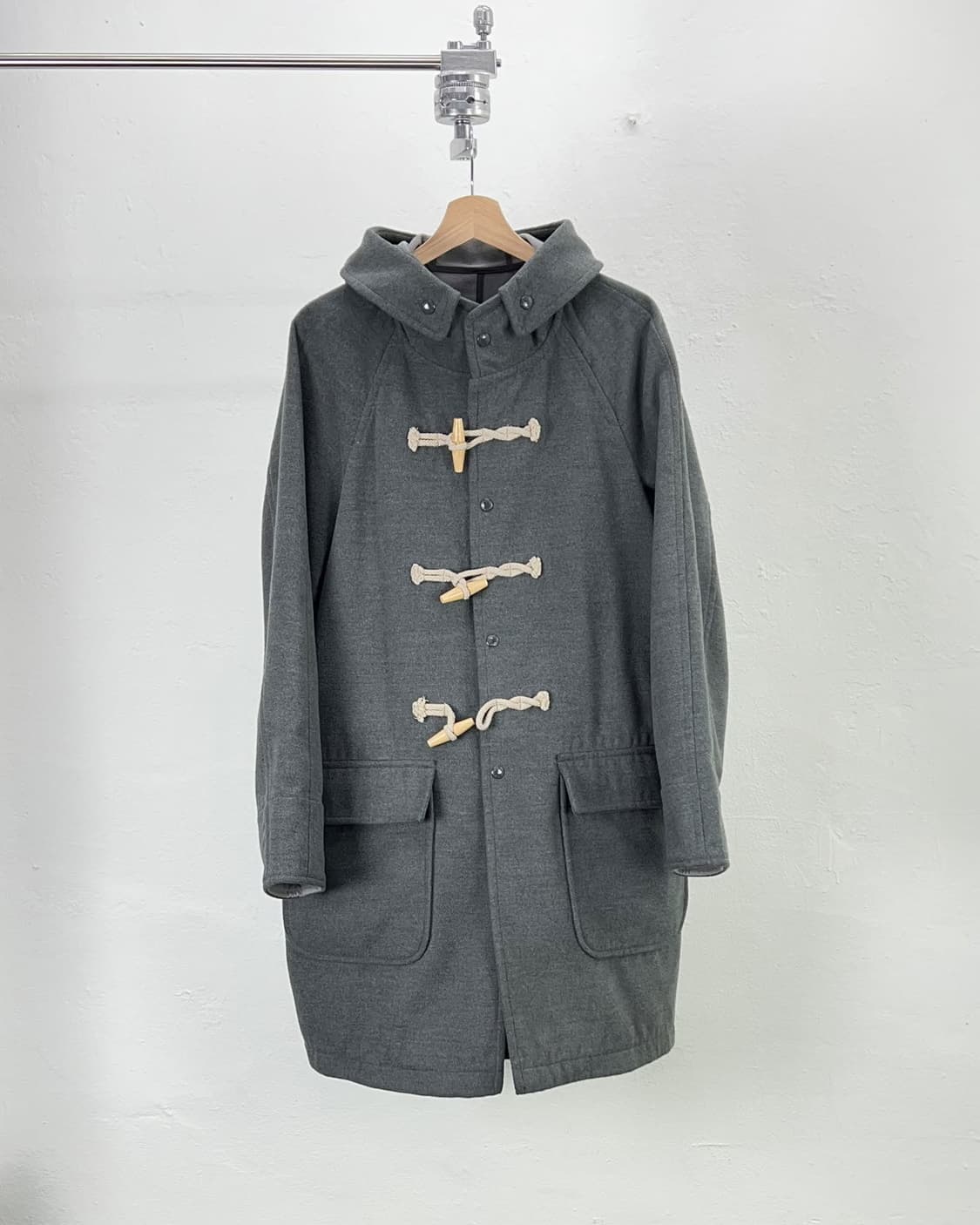빔즈 차콜 그레이 멜튼 토글 플랩 포켓 후디 롱 코트 상품이미지1
