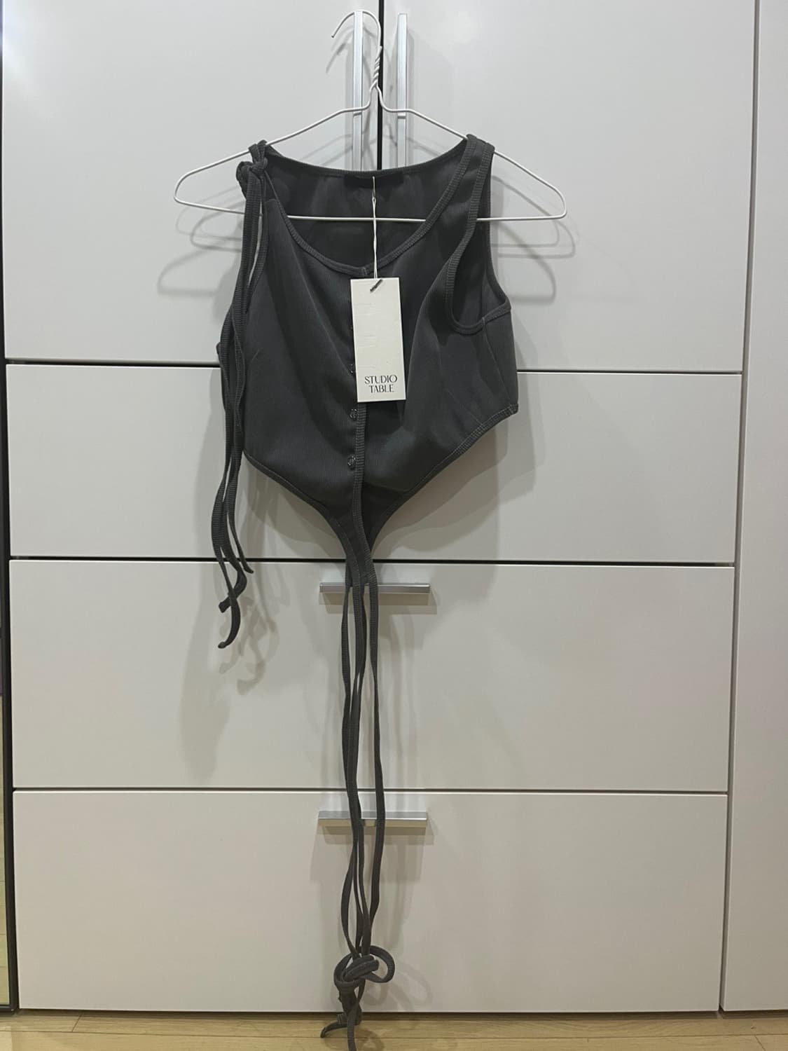 스튜디오테이블 TWISTED CROP TOP, CHARCOAL(새상품) 상품이미지9
