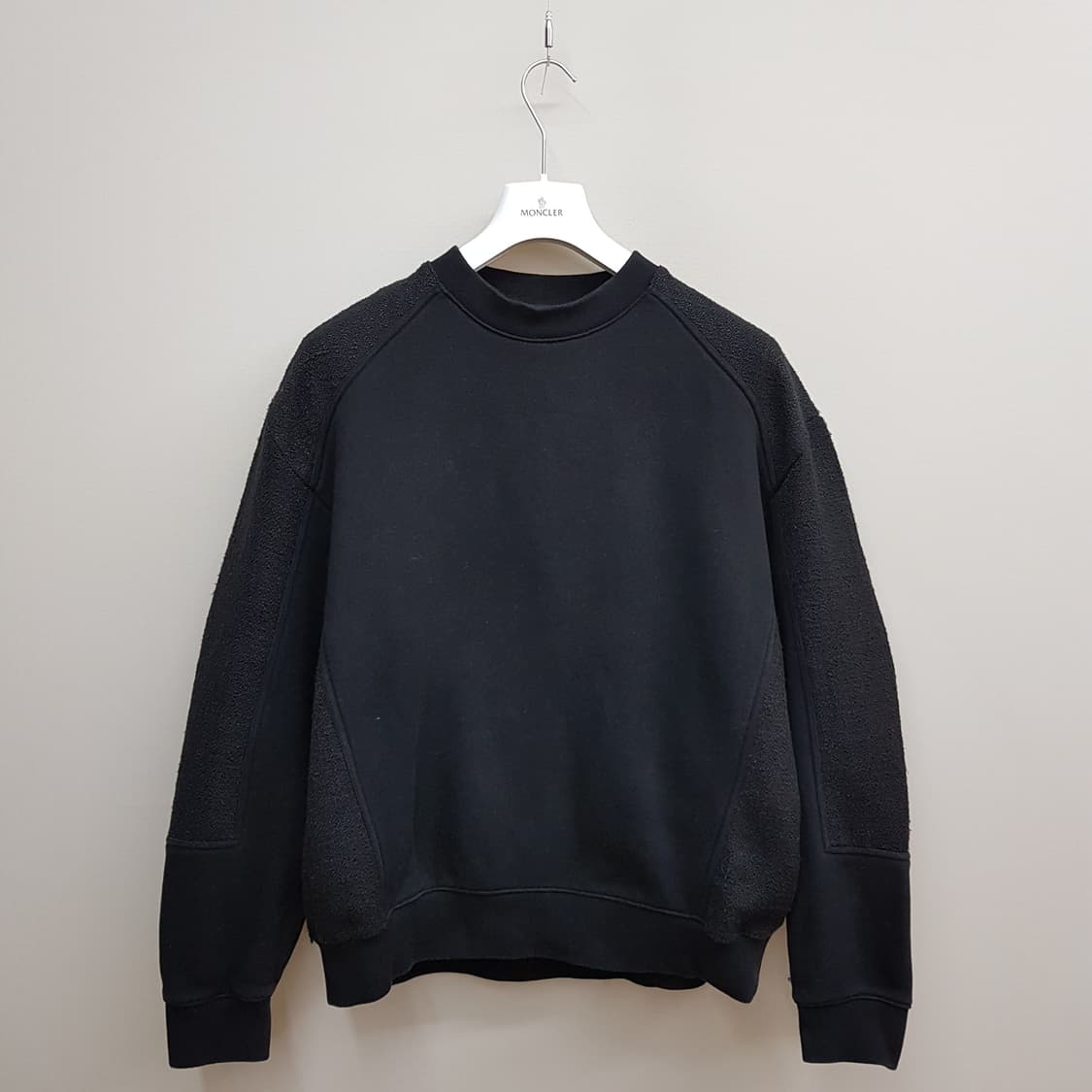 한섬 시스템옴므  2023 배색 패널 스웻셔츠  105 상품이미지1