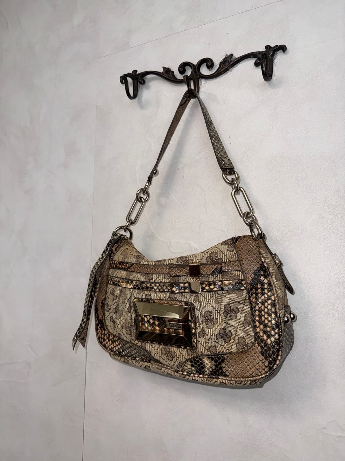 Guess brown logo ribbon buckle 숄더백 상품이미지3