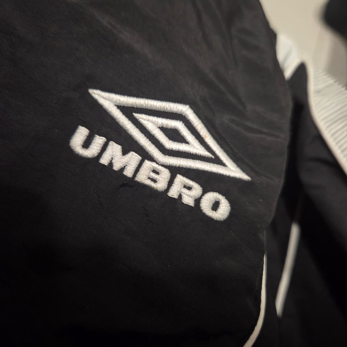 슈프림 x 엄브로 트랙팬츠 블랙 22ss 상품이미지5