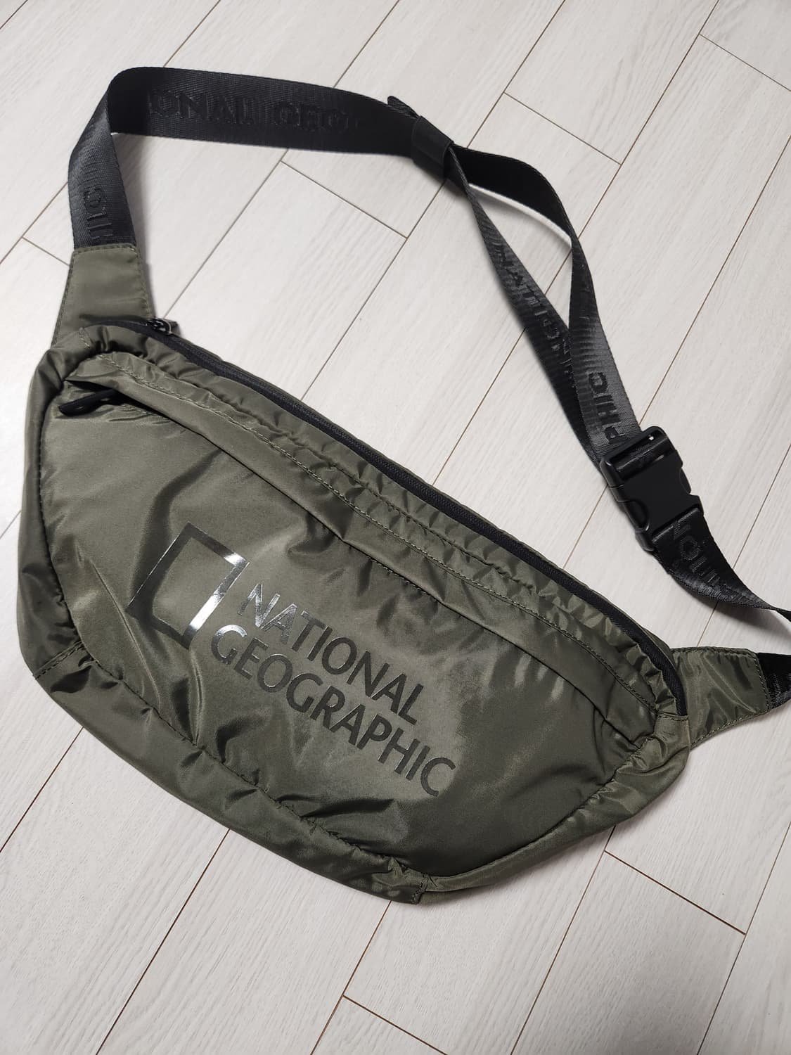 새상품)내셔널지오그래픽 빅로고 바디백
사이즈 가로 42cm 높이 21cm 상품이미지1