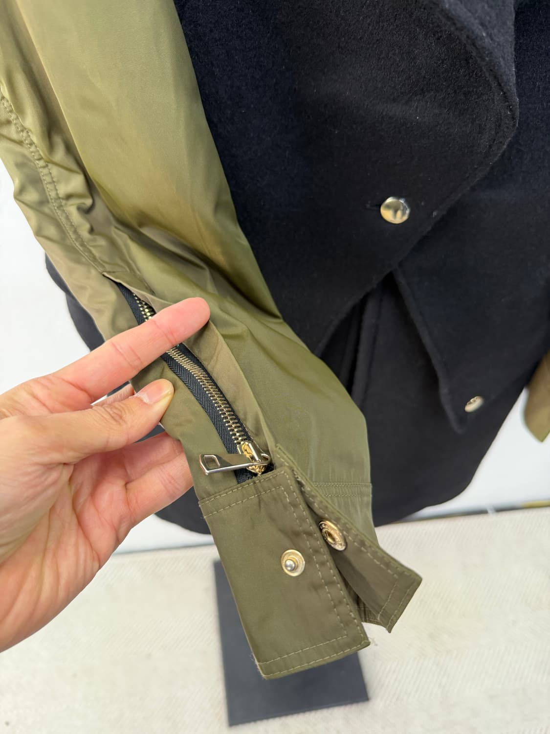 매장판정품) 지방시 여성 금장 디테일 봄버 코트 38 상품이미지3