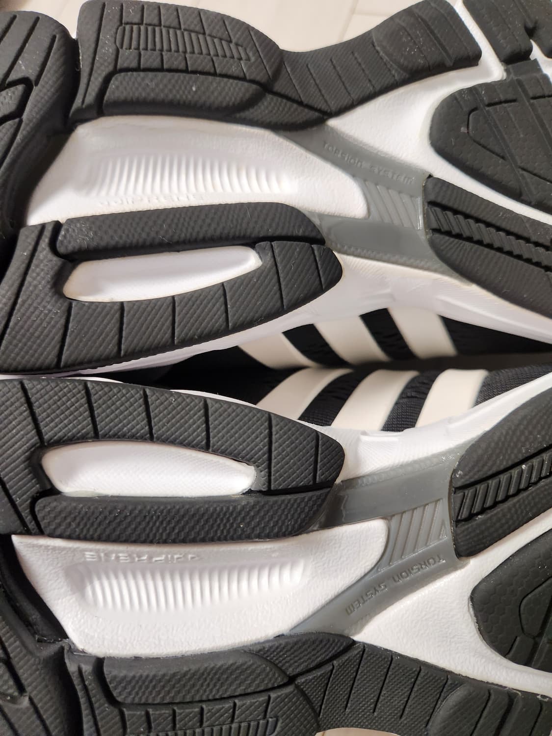 새상품급) 아디다스 운동화 이큅먼트 10 EM B96491 러닝화 사이즈 상품이미지9