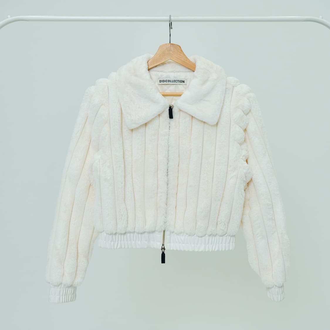 OiOi 오아이오아이 라인 퍼자켓 아이보리 로제 착용 상품이미지2