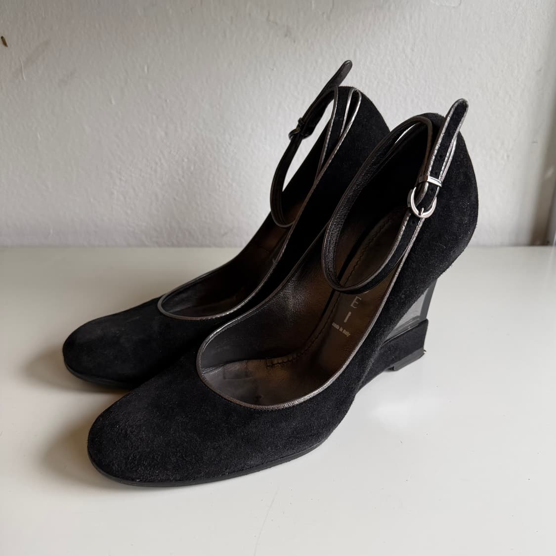 까사데이 스웨이드 라운드 토 플라스틱 웨지힐 상품이미지1