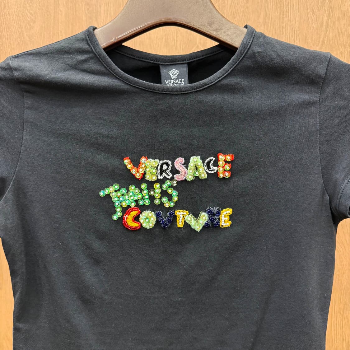 베르사체 진스 반팔 티셔츠 꾸뛰르 비즈 자수 로고 디테일 슬림핏 블랙 상품이미지4