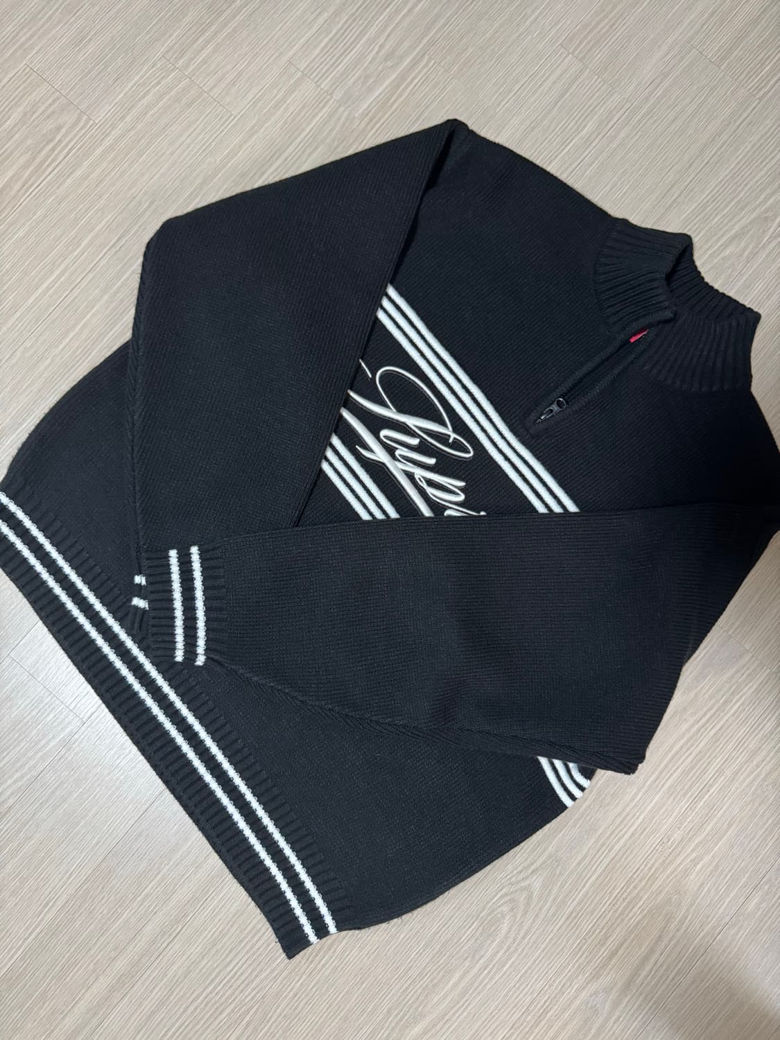 슈프림 스크립트 스트라이프 하프집 스웨터 블랙 M 상품이미지2