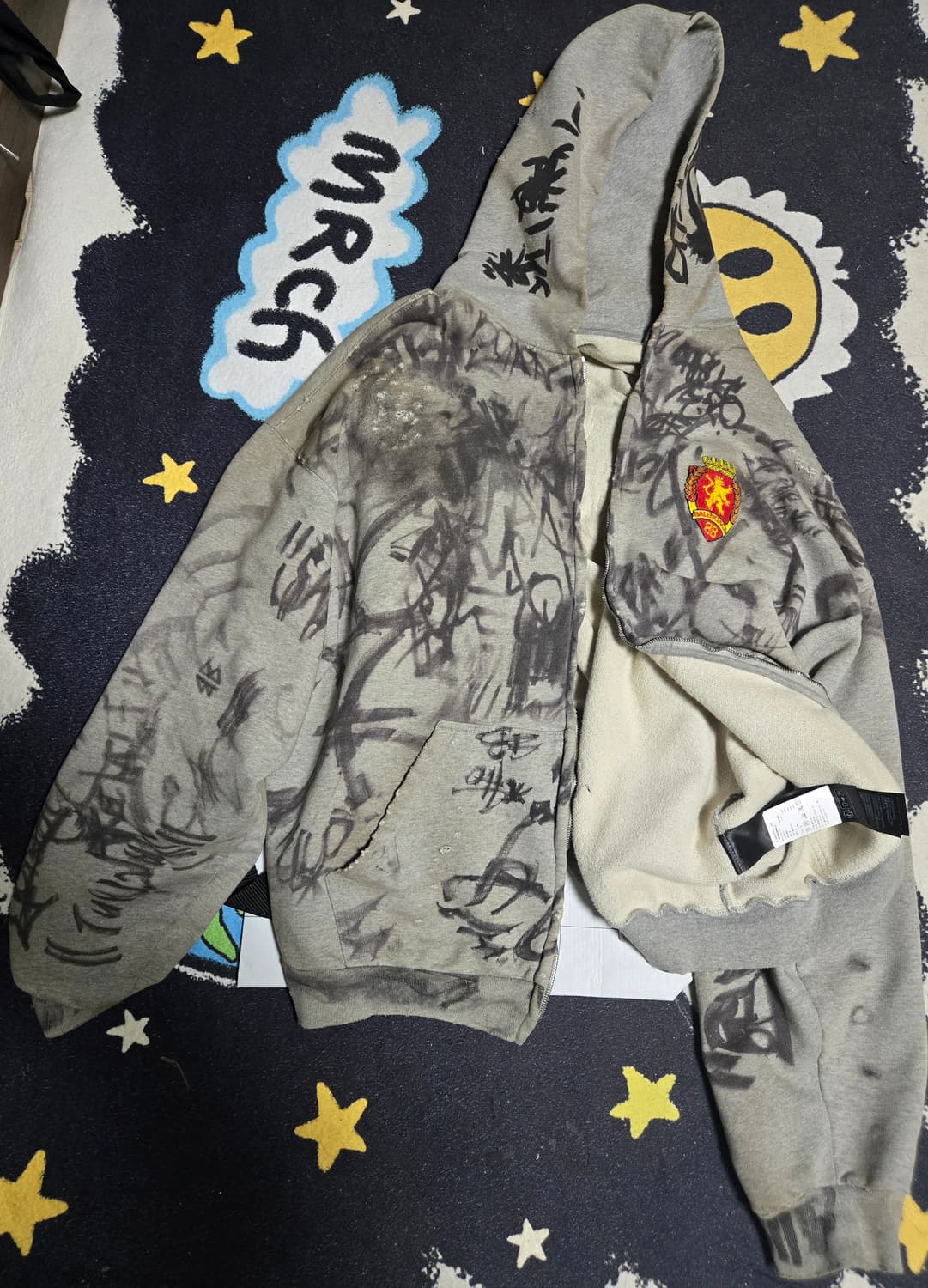 발렌시아가 그래피티 후드 집업 티셔츠 그레이 머드쇼 긴팔 후디 티 상품이미지3