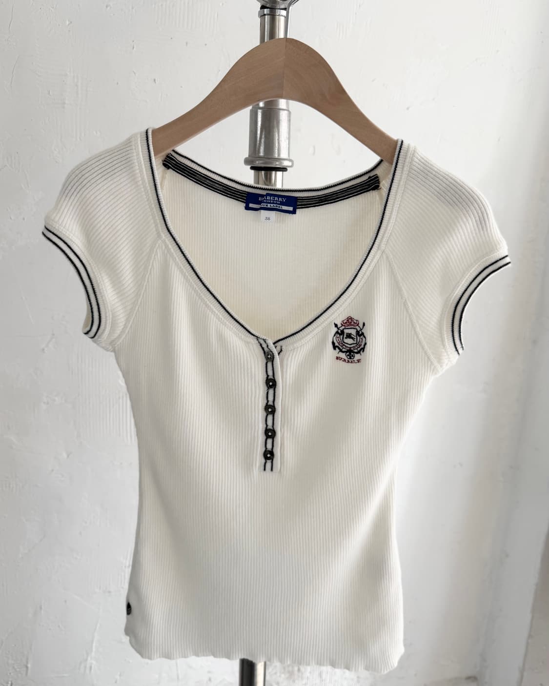Burberry 버버리 블루라벨 화이트컬러 반팔 헨리넥 골지 티 상품이미지3