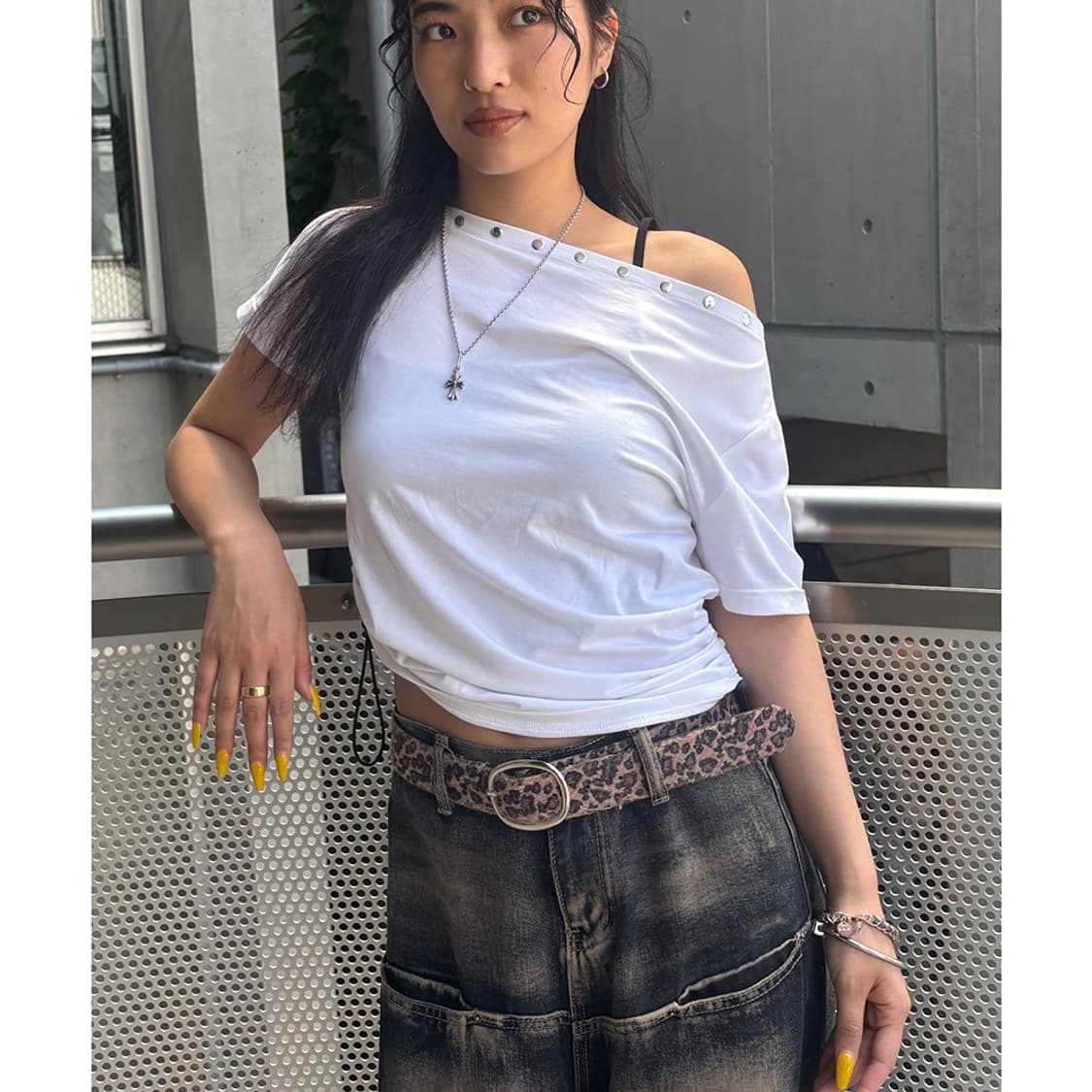 WHO'S WHO gallery One Off Shoulder Tee 상품이미지6