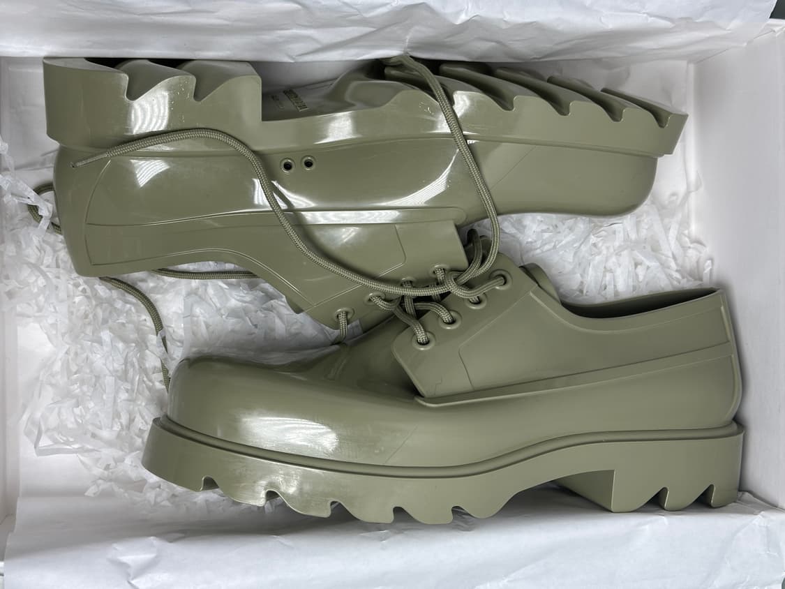 보테가베네타 러버 더비 스트라이드 레이스업 샤이니 레인 슈즈 상품이미지5