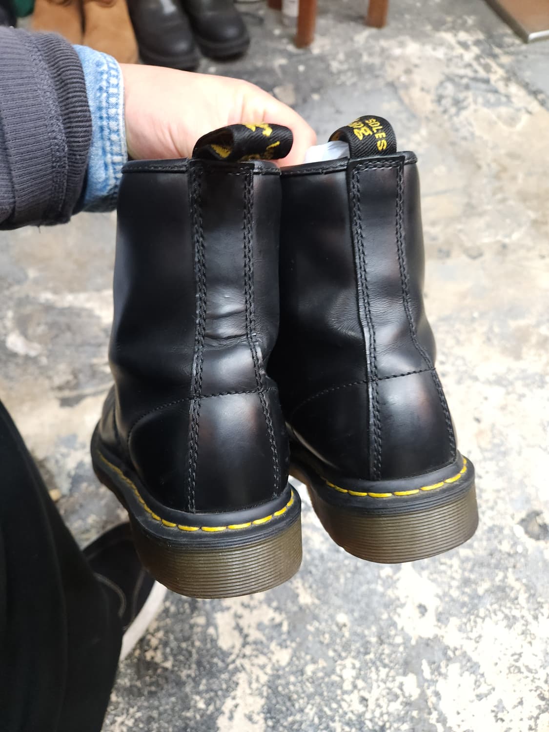 닥터마틴 1460 8홀 워커 245mm

 상품이미지6