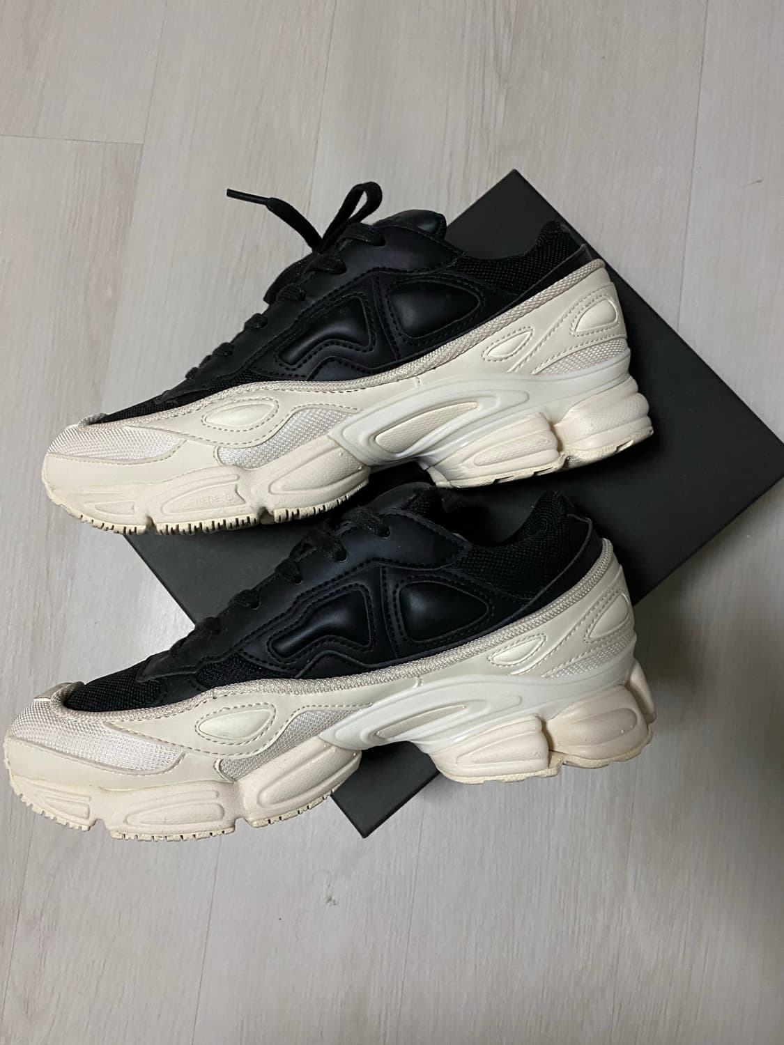 라프시몬스 x 아디다스 오즈위고 검흰 상품이미지3