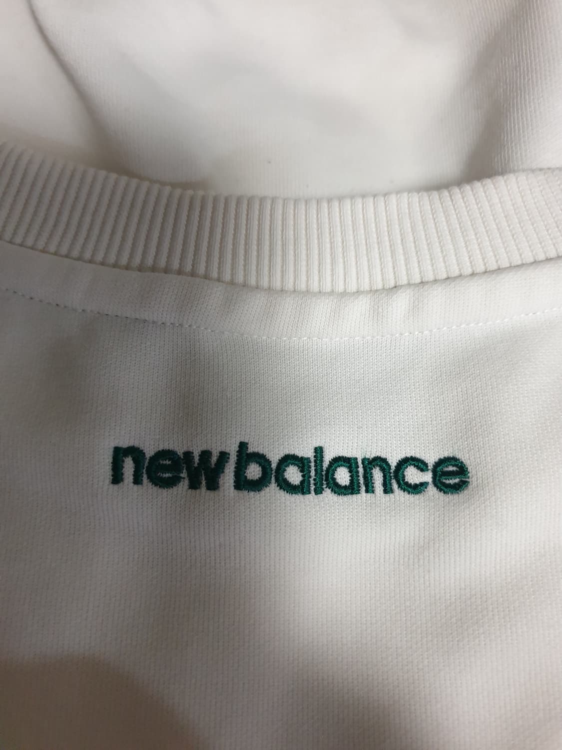 뉴발란스 에센셜 스몰로고 맨투맨 크림 (S) 상품이미지3