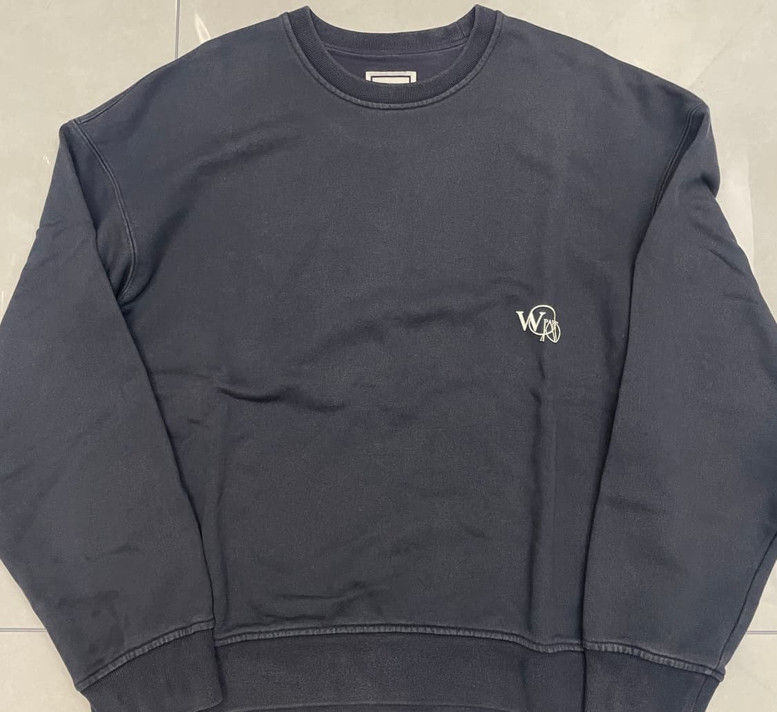 우영미 백로고 스웻셔츠 맨투맨 네이비 22SS 상품이미지2