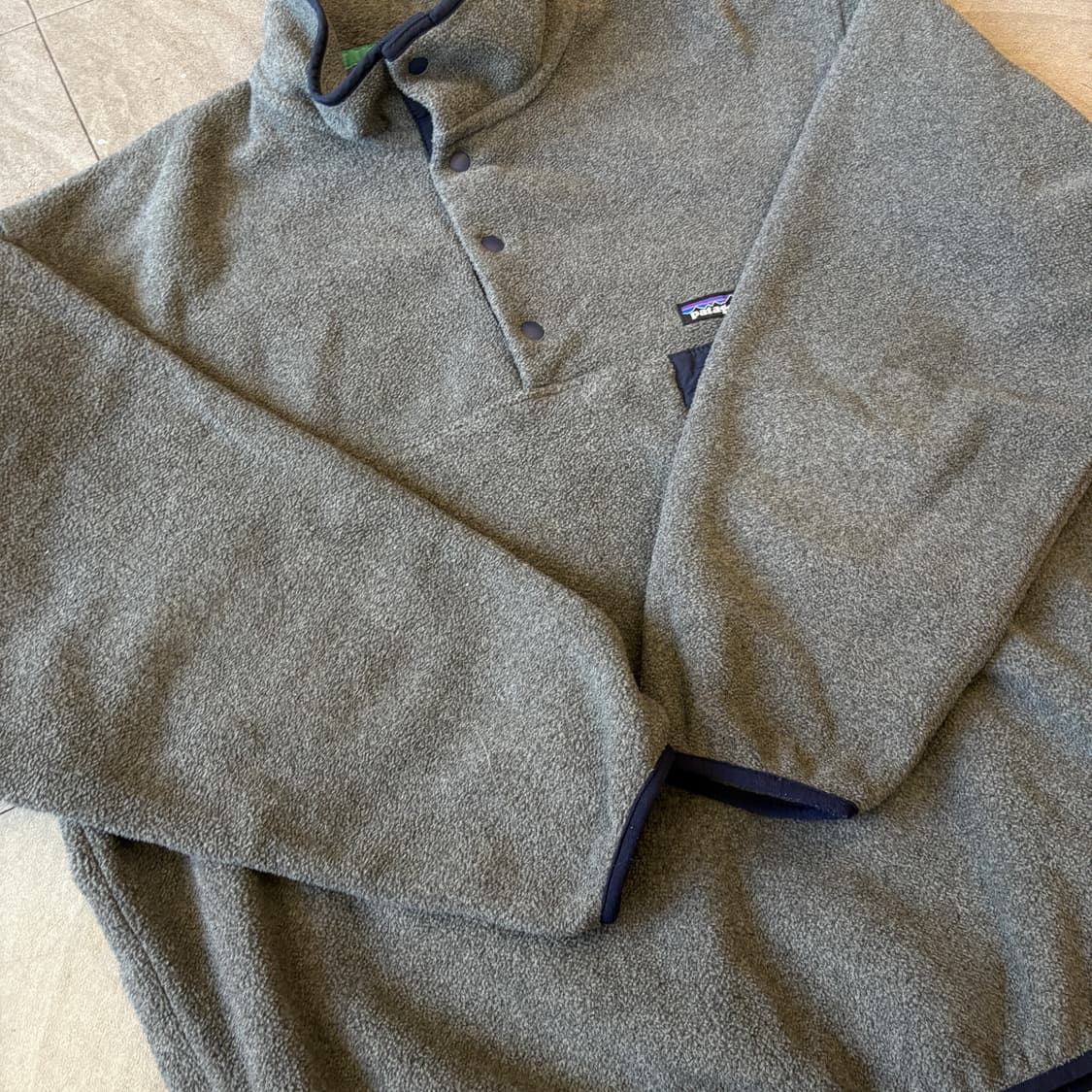 파타고니아 정품 신칠라 그레이 스냅티 상품이미지8