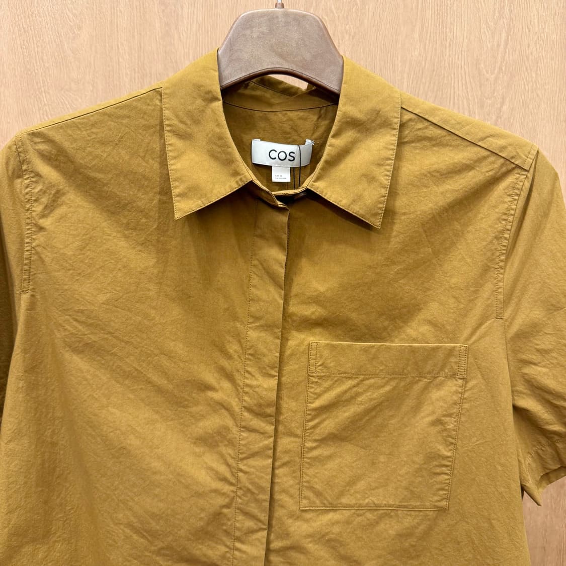 코스 미니멀 히든 버튼 반팔 셔츠 포켓 디테일 머스타드 브라운 상품이미지4