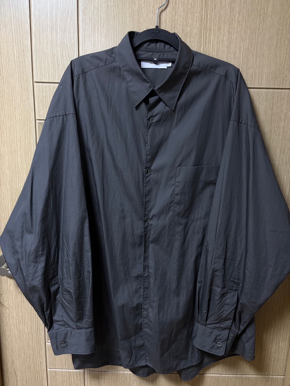 그라프페이퍼 차콜그레이 셔츠 1사이즈 판매합니다 상품이미지2