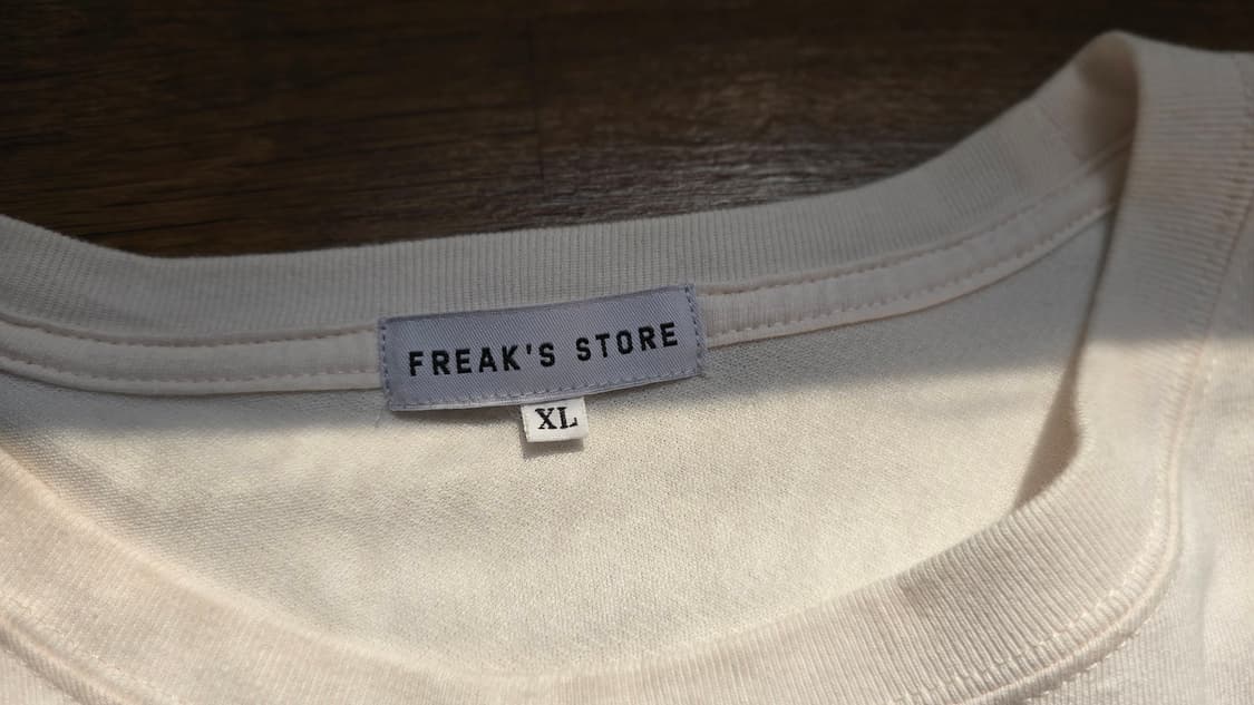 FREAK'STORE 프릭스 스토어 웹 한정 자수 티셔츠. 상품이미지4