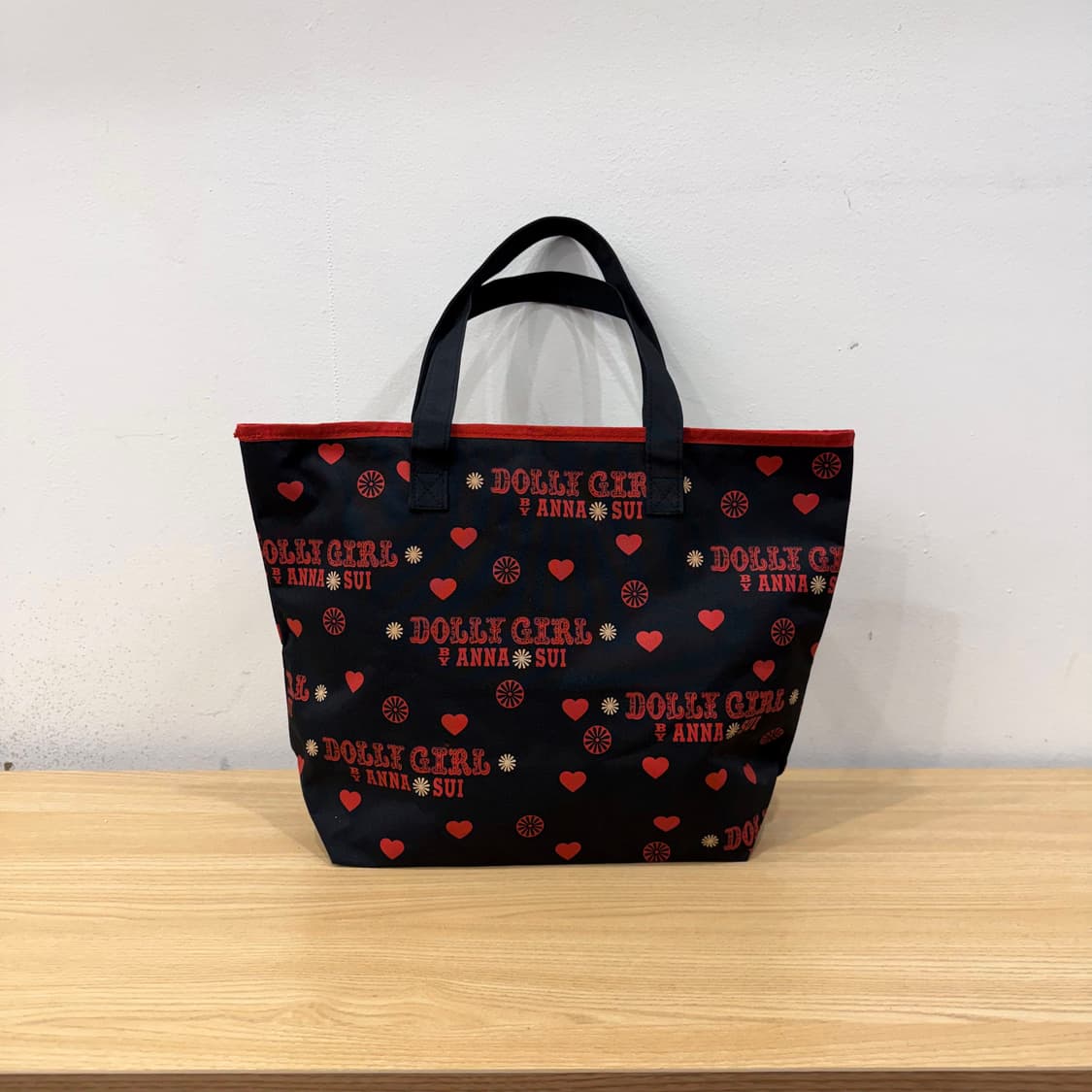 안나수이 토트백 로고 모노그램 패턴 지퍼 디테일 레드 포인트 블랙 상품이미지2