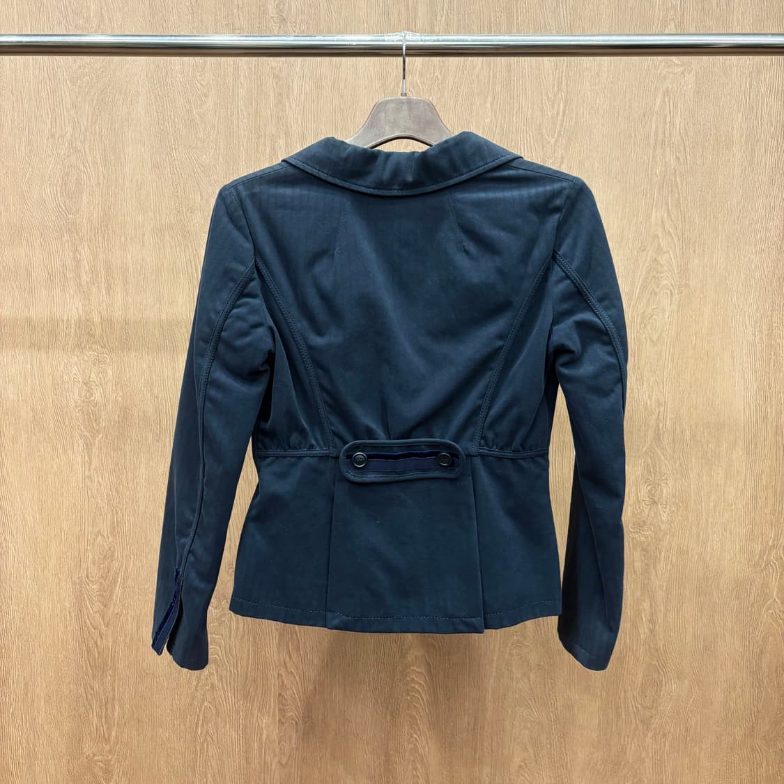 막스앤코 클래식 테일러드 카라 자켓 포켓 배색 허리 스트랩 디테일 네이비 상품이미지3