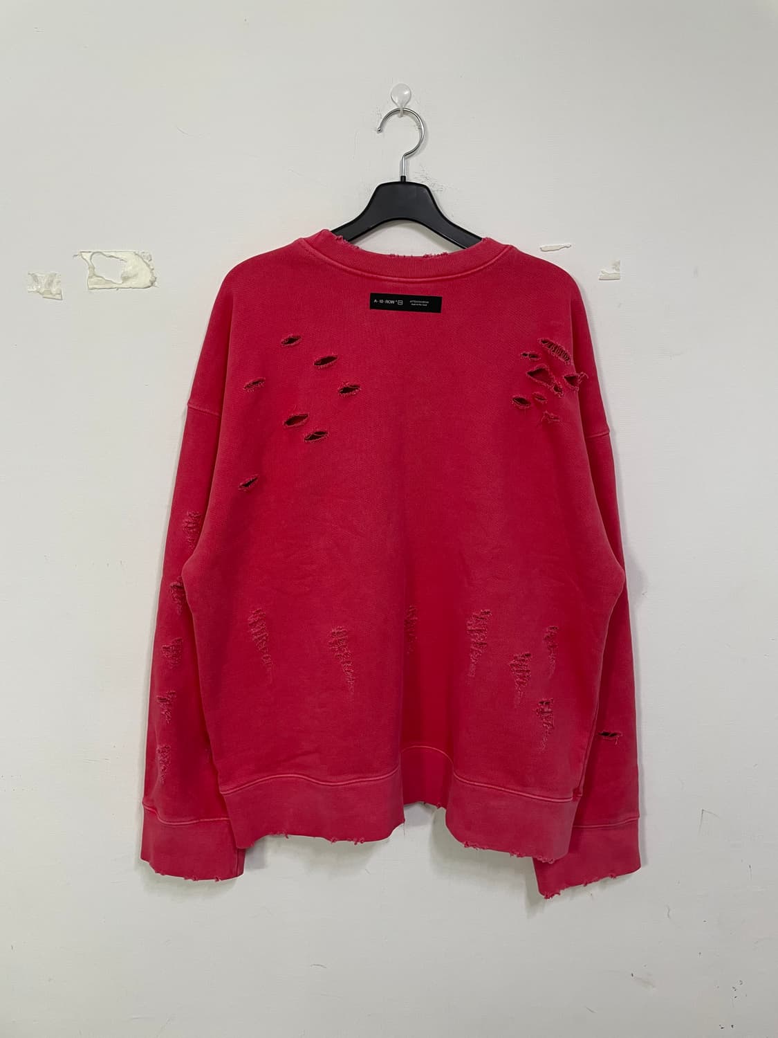 어텐션로우 피그먼트 데미지 맨투맨 상품이미지3