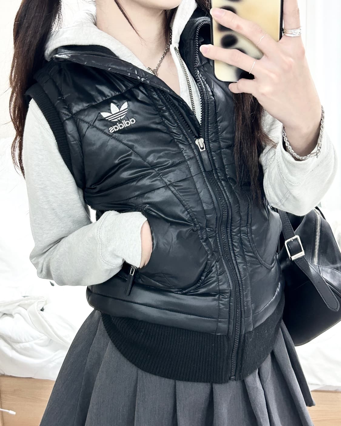 아디다스 실버로고 블랙 삼선 패딩조끼 상품이미지4