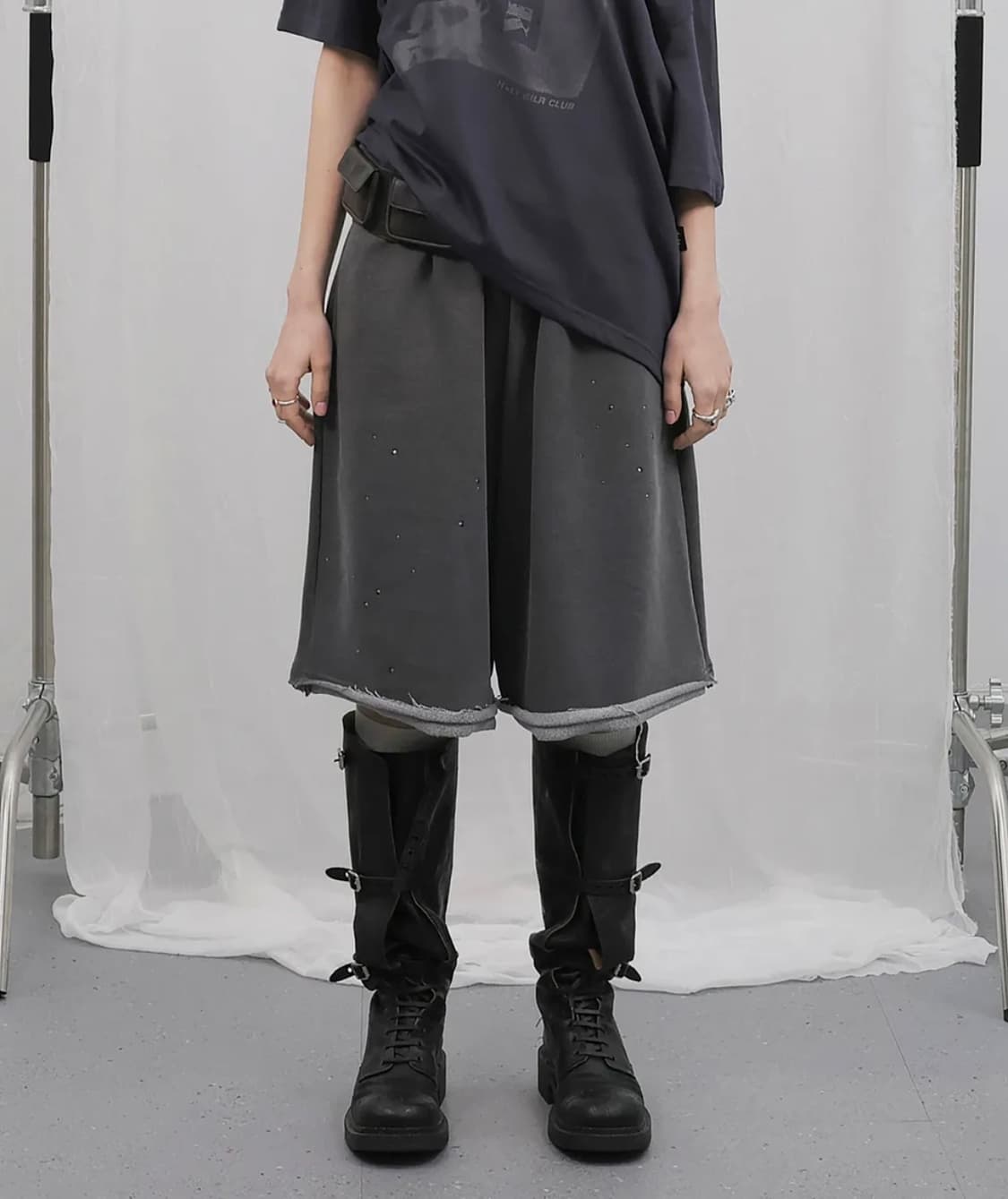 홀리넘버세븐 오버사이즈 힙합 와이드핏 큐빅 반바지_차콜 상품이미지1