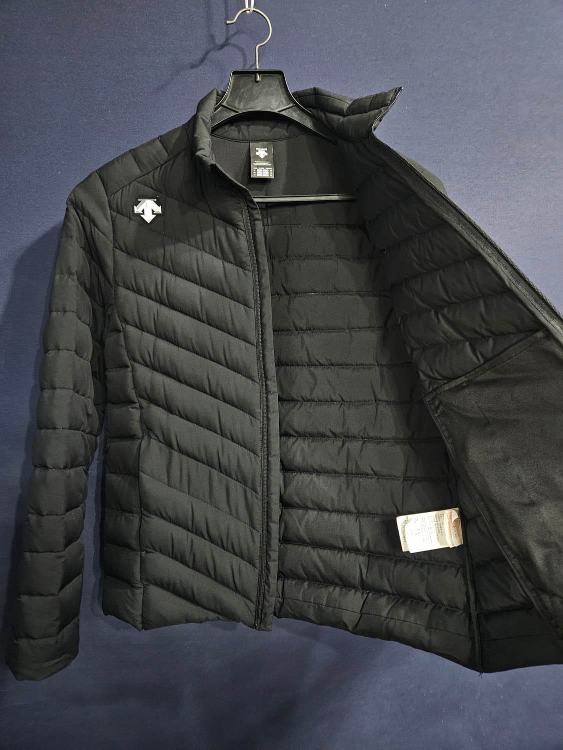 데상트 블랙컬러 남성 슬림핏 95 덕다운 경량패딩  상품이미지8