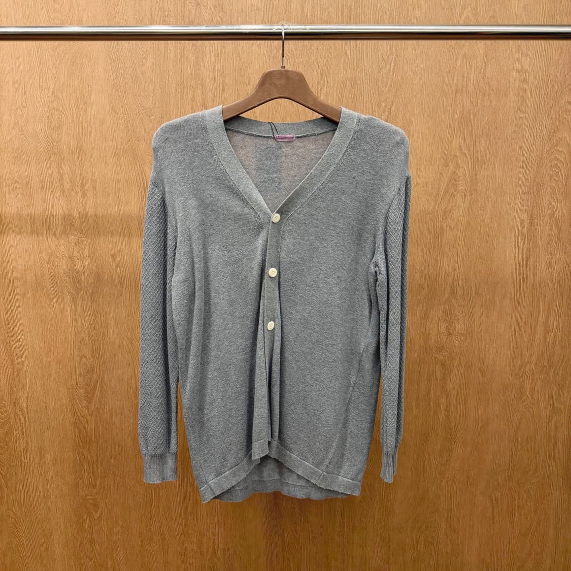 언더커버 브이넥 니트 가디건 슬리브 다이아 텍스쳐 배색 디테일 그레이 상품이미지2