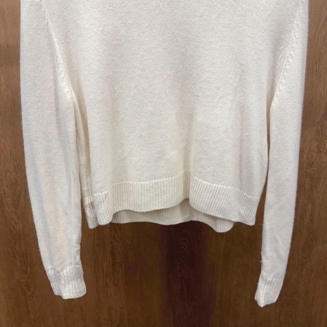 띠어리 울 긴팔 크루넥 니트 밑단 시보리 레글런 소매 디테일 아이보리 상품이미지5