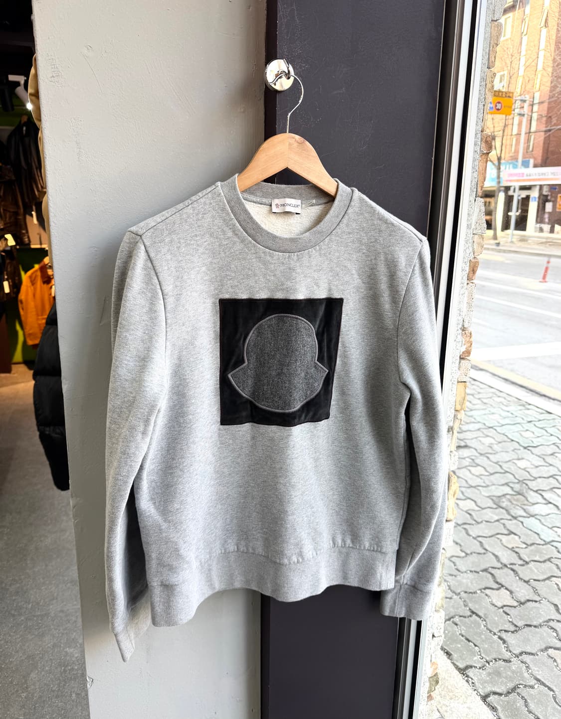 M/ 몽클레어 벨벳 고스트 로고 기모 맨투맨 상품이미지3